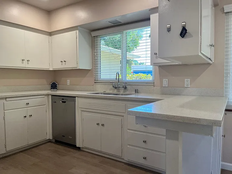 16841 Leroy Ave — Photo 10