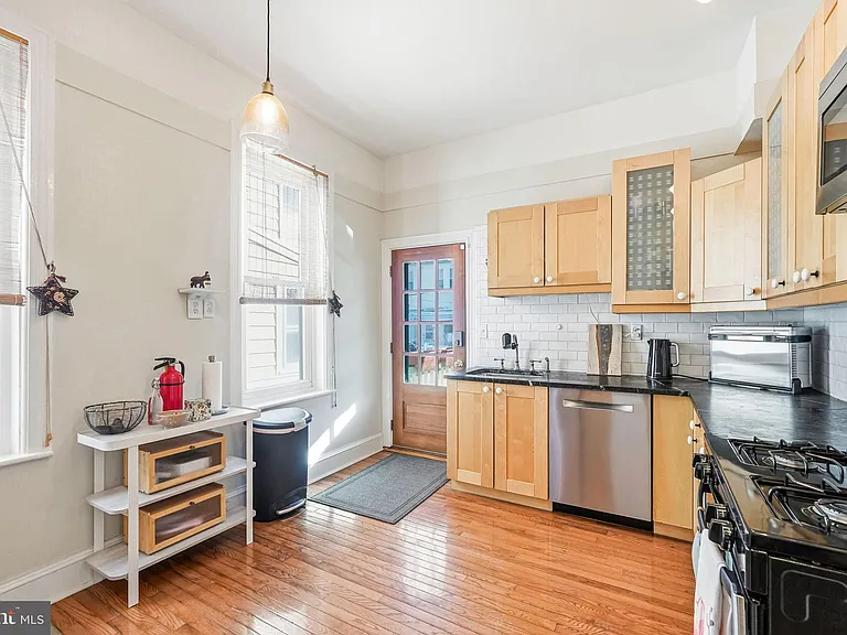 346 E Union St — Photo 15