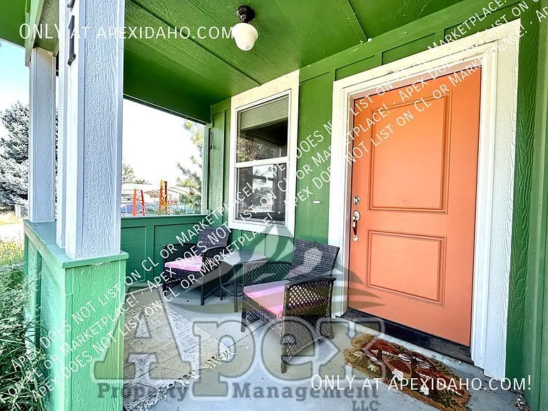 331 E 40th St — Photo 2