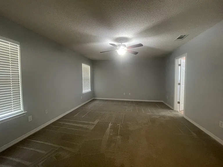 212 Lustan Dr — Photo 5