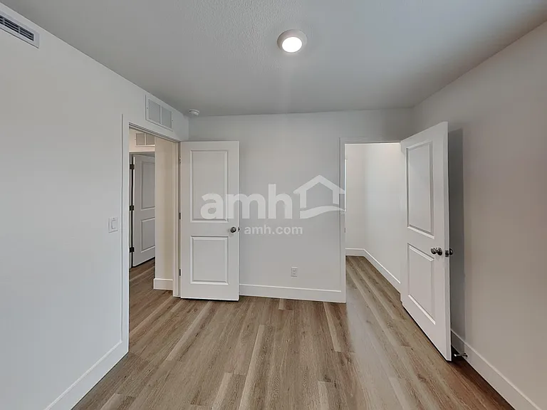 5879 Vaes Dothrak St — Photo 17