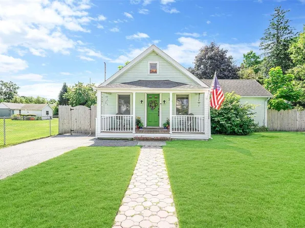 24 Jefferson Street, East Islip, NY 11730
