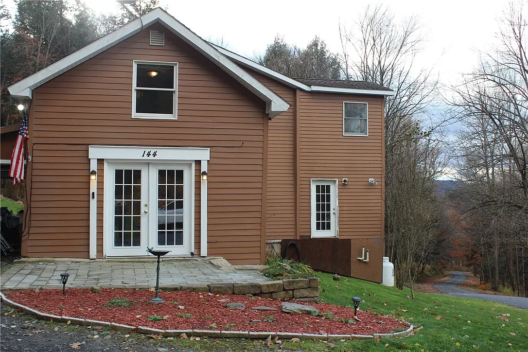 2 bed, 1.0 bath, 1588 sqft, $1,450 — Photo 1