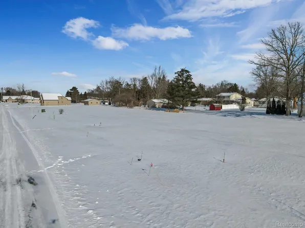 6097 Cousins Dr, Swartz Creek, MI 48473