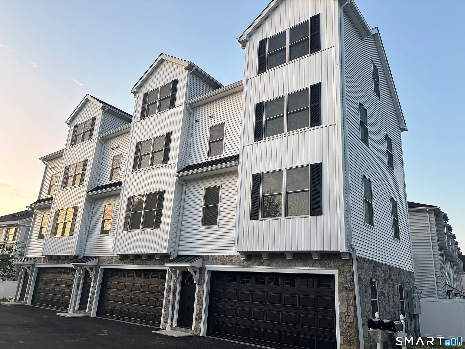 3 bed, 2.5 bath, 2100 sqft, $4,350 — Photo 1