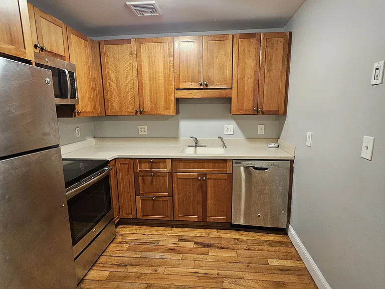 28 E Grand Ave #B1 — Photo 2
