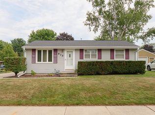 825 Stony Brook Ln, Green Bay, WI 54304