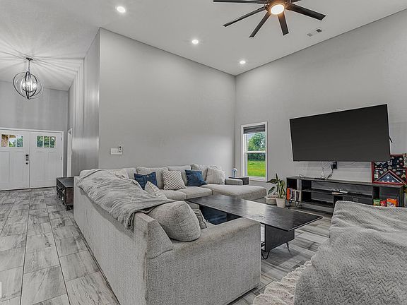 5th image of 403 Elizabeth Ln