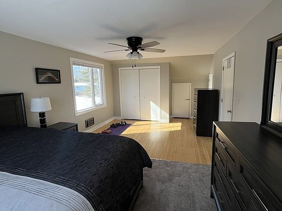 3rd image of 1115 River Rd W