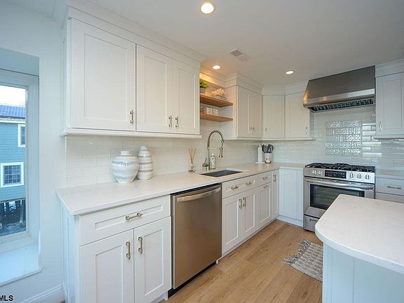 5th image of 642 Pleasure Ave #16