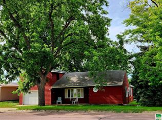 916 W Main St, Vermillion, SD 57069