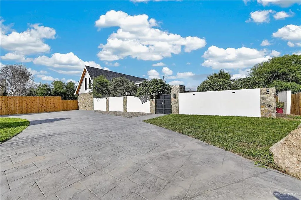 12303 Lakeview Dr — Photo 1