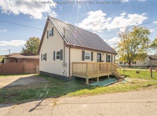 301 Rhoda St, Hurricane, WV 25526