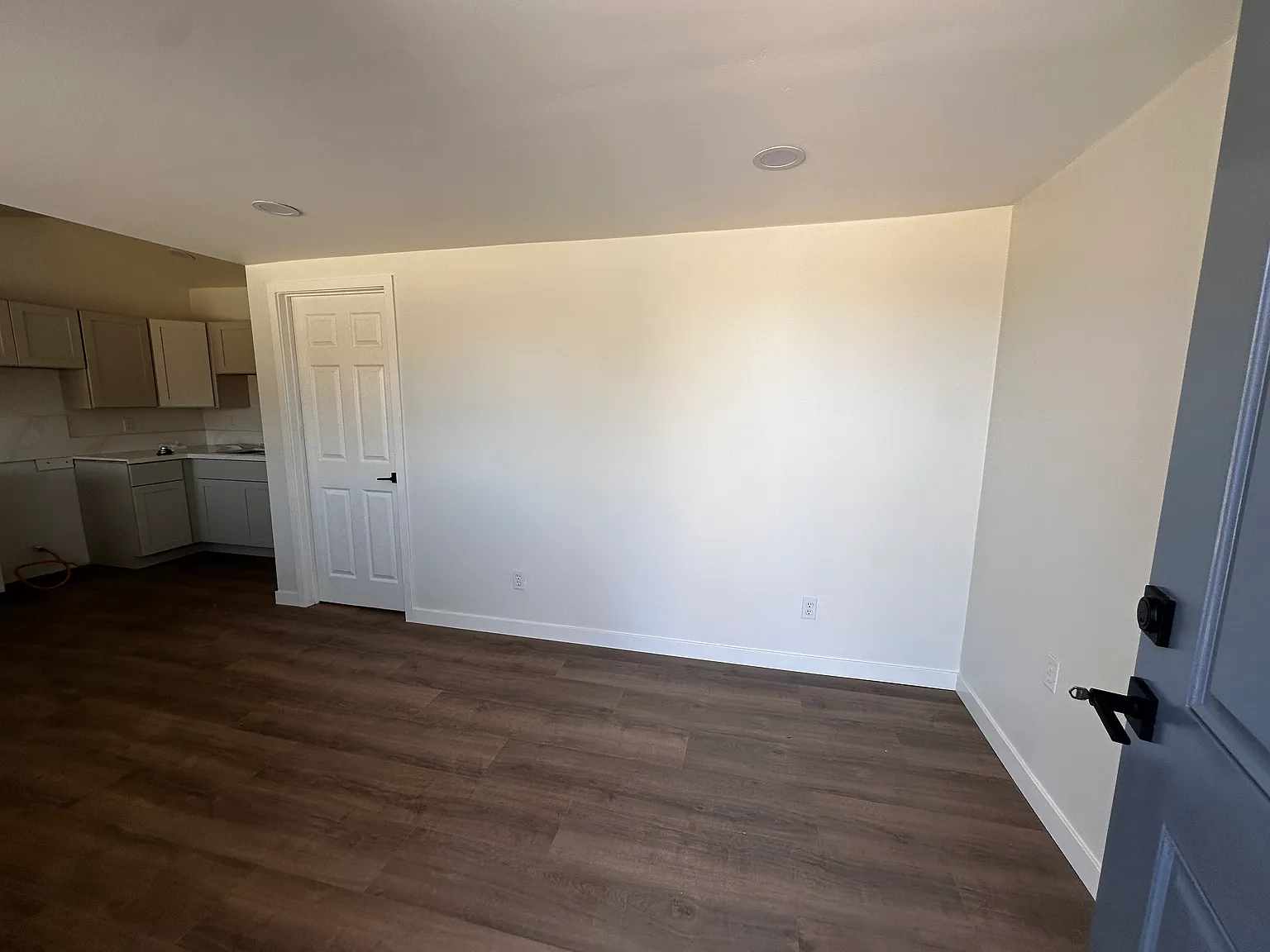 435 E St — Photo 2