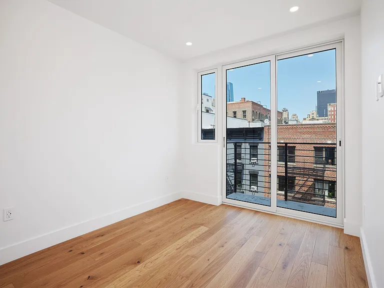 224 W 20th St #PENTHOUSE — Photo 10