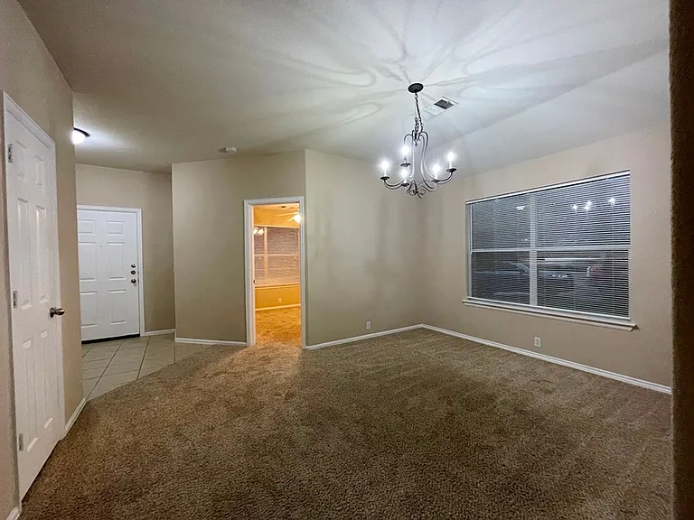 376 Spruce Dr — Photo 3