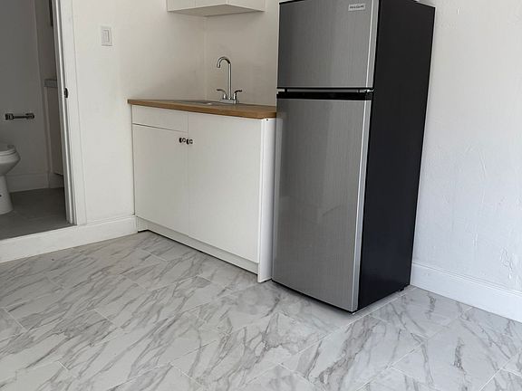 3rd image of 925 NW 51st St #4
