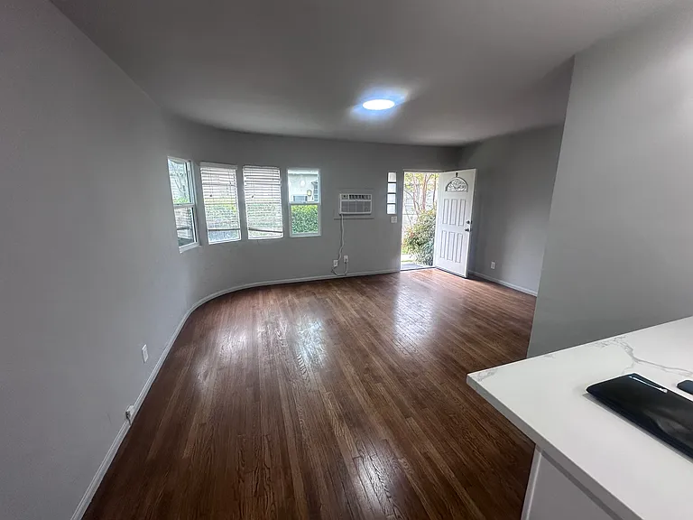 1810 W Alameda Ave #B — Photo 2