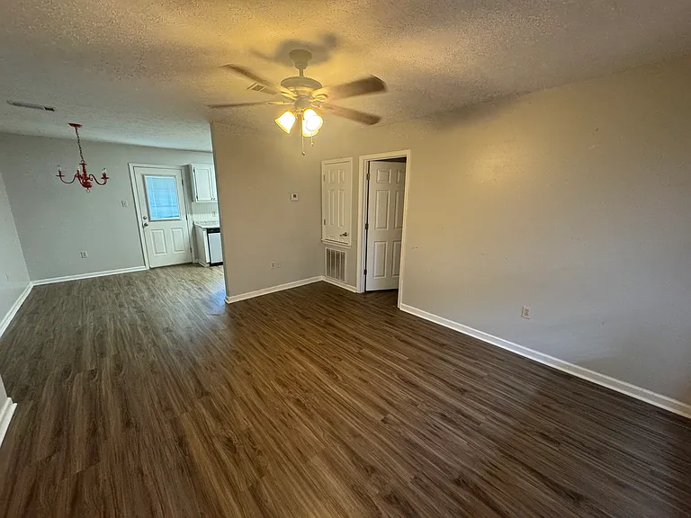 1535 Southern Hills Dr — Photo 2