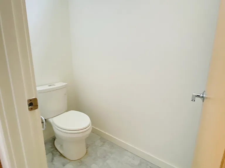 2322 E Denny Way — Photo 15