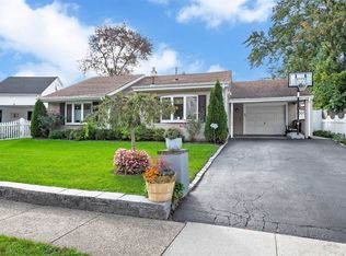 26 Southridge Dr, Glen Cove, NY 11542