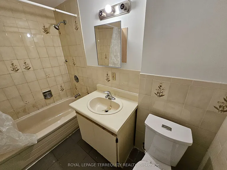 557 Lawrence Ave W — Photo 3
