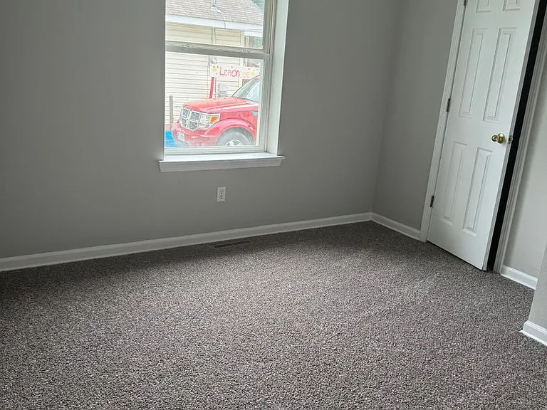 1046 E Locust St — Photo 5