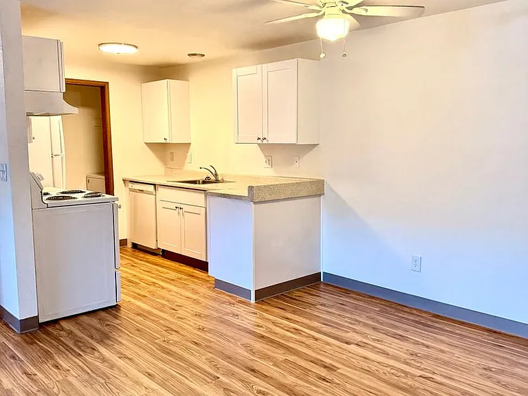 Eastway Circle Apartments — Photo 10
