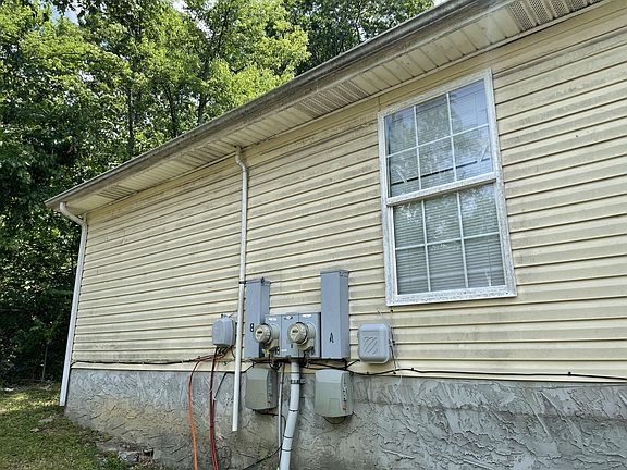 4th image of 2715 Woodside St