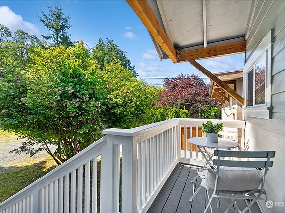 4th image of 18522 Soundview Drive NW