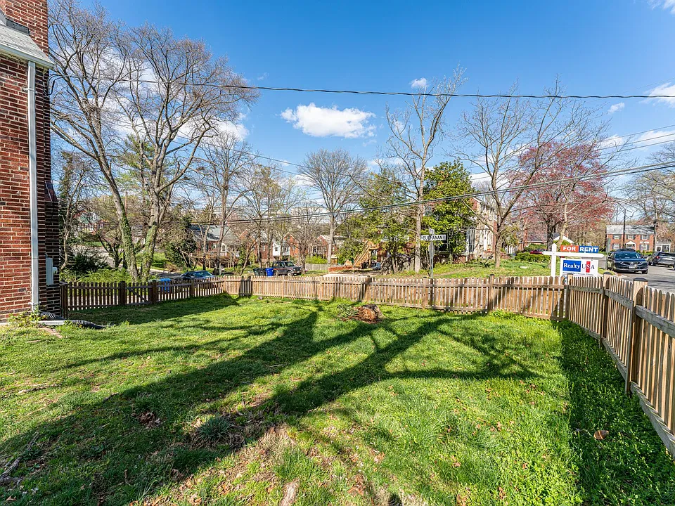 Gorgeous fenced yard for entertaining!