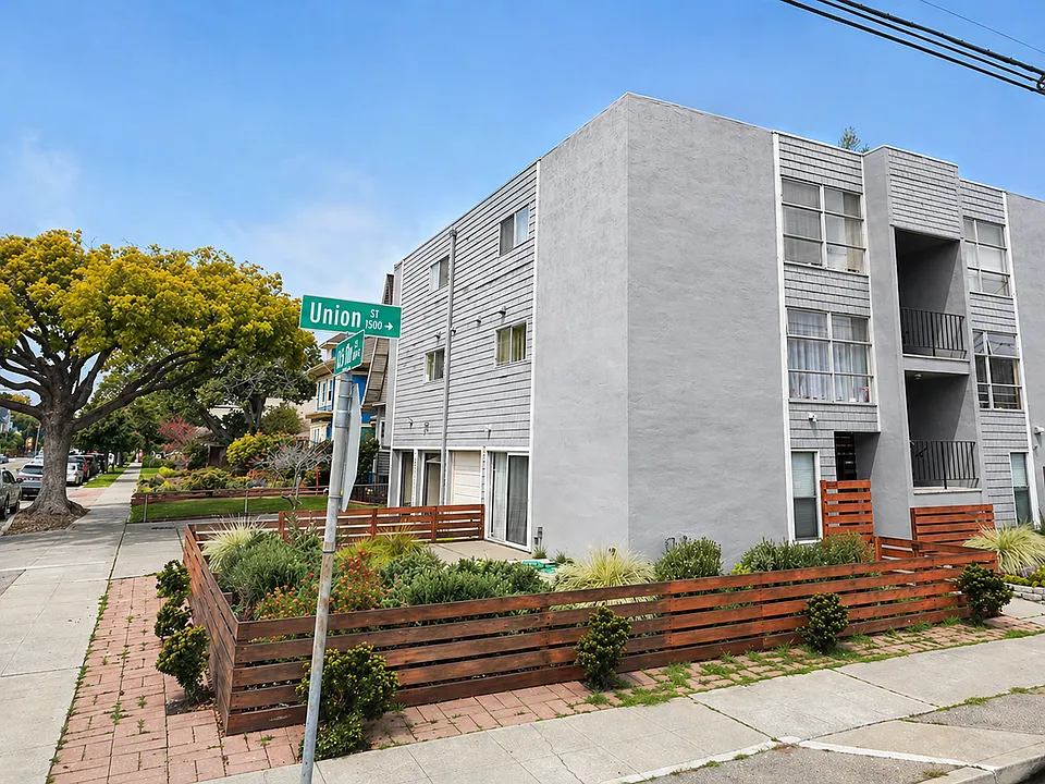 TOP FLOOR UNIT
Corner building on tree-lined street in quiet neighborhood. Plenty of street parking.