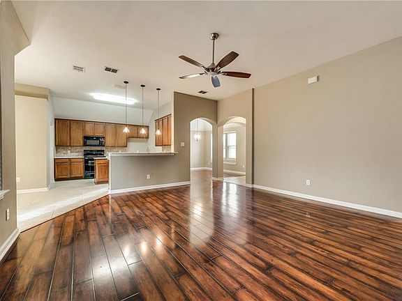 3rd image of 218 Silvercreek Dr