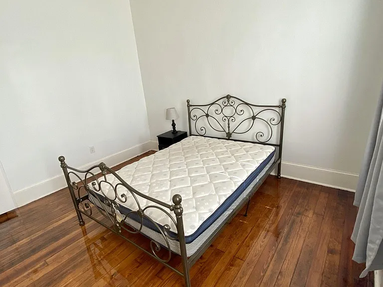130 E Waldburg St — Photo 11