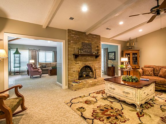 5th image of 802 Loraine Ct