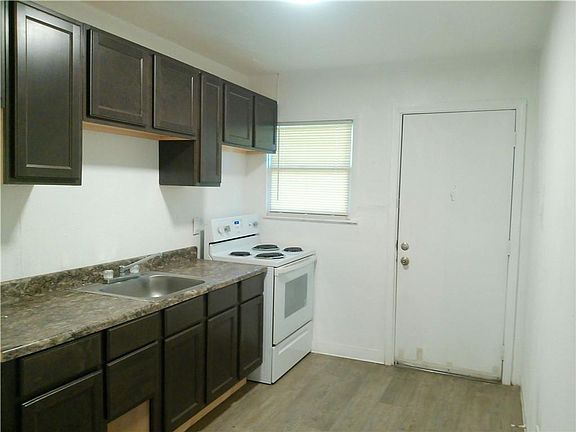 3rd image of 829 Indiana Ave #1
