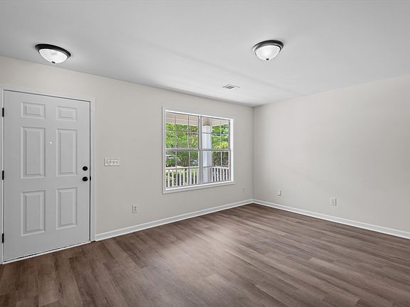 4th image of 120 Autumn Woods Dr