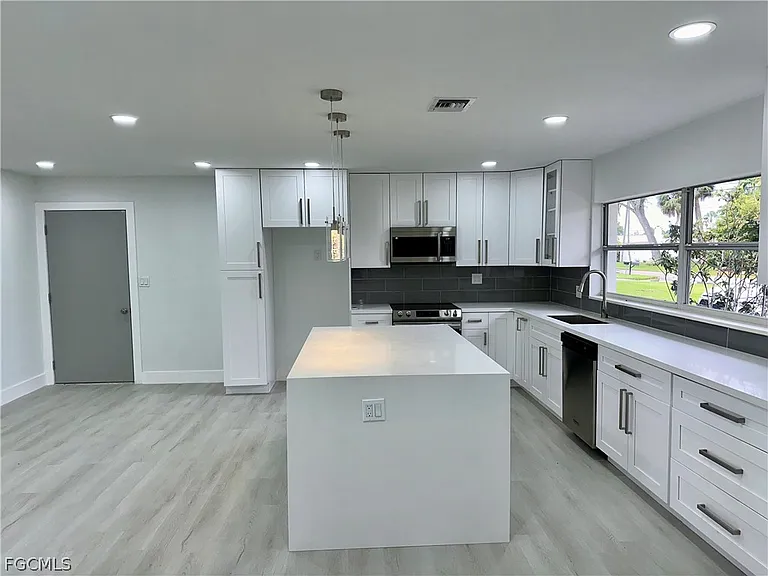 6187 Island Park Ct — Photo 5