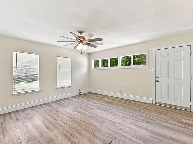 1012 W Hart Ave — Photo 5