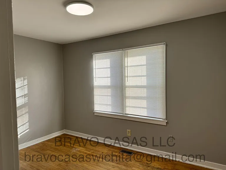 2232 S Glendale St — Photo 8