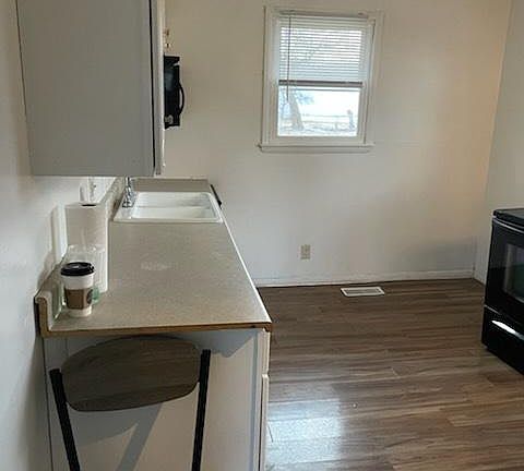 2nd image of 2312 W 7th St #B