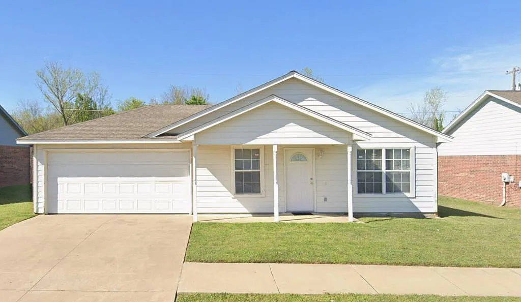 2208 Wewoka — Photo 1