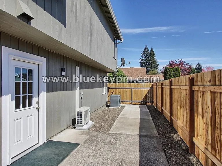 9913 NE 86th St #B — Photo 2