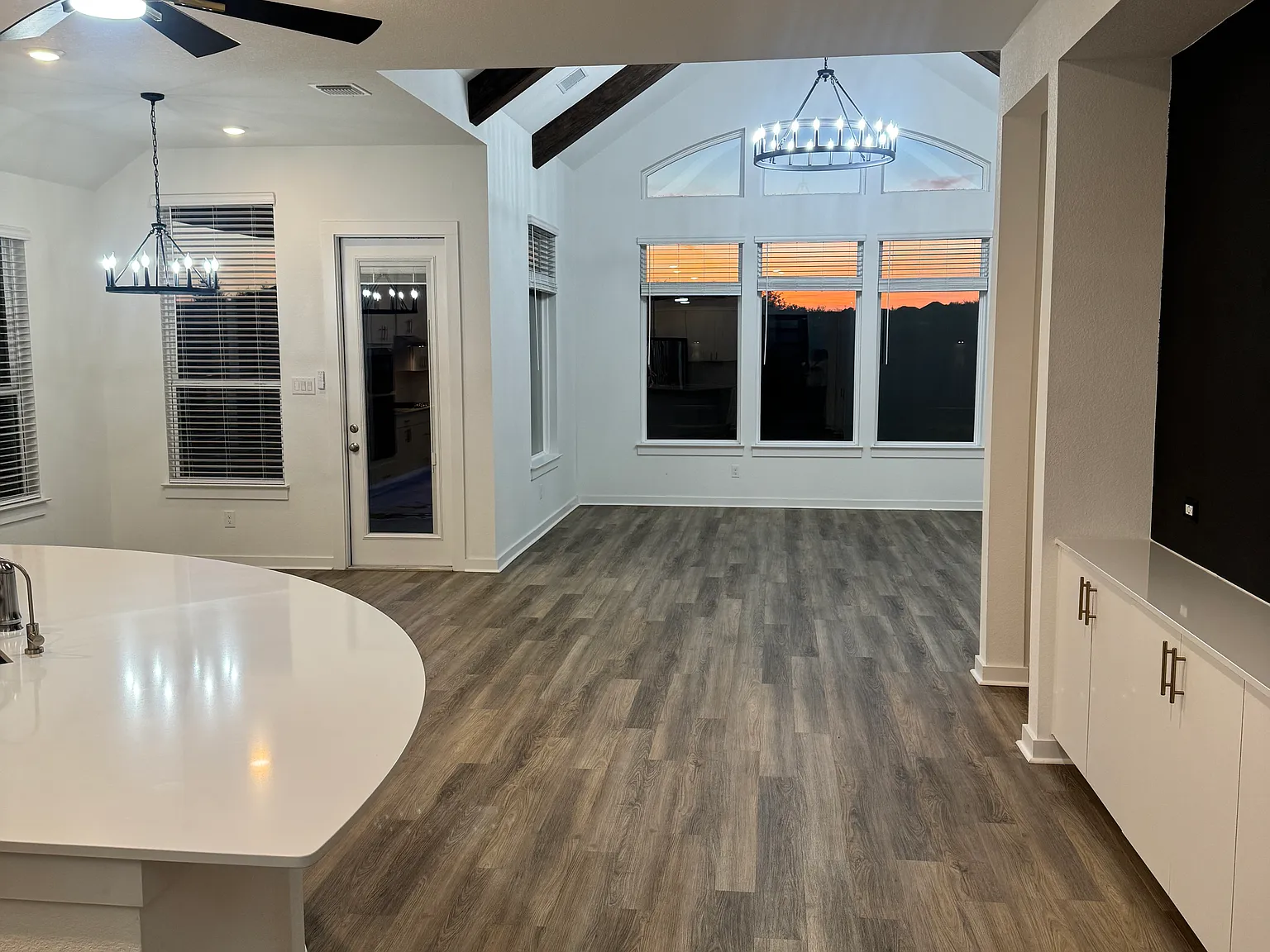3 bed, 2.5 bath, 2358 sqft, $3,995 — Photo 3