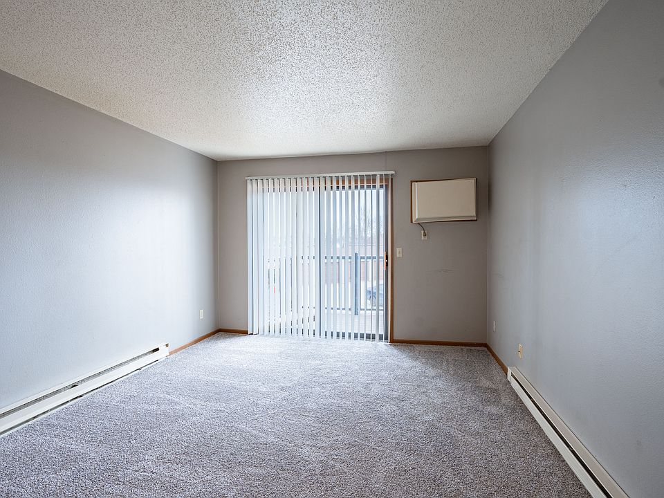 Fargo, ND Southgate Apartments | 21D | Living