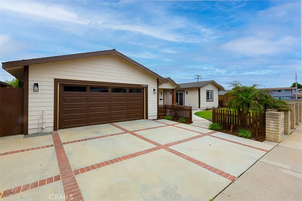 4 bed, 4.5 bath, 2600 sqft, $7,200 — Photo 2