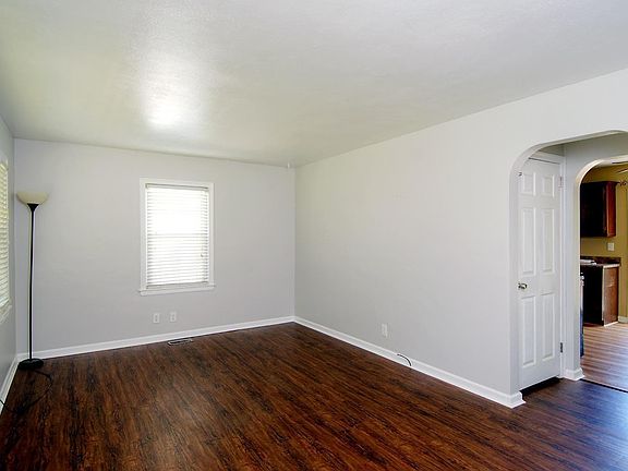 3rd image of 690 Doris Jane Ave