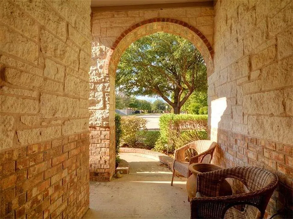 4 bed, 2.0 bath, 2149 sqft, $2,200 — Photo 3