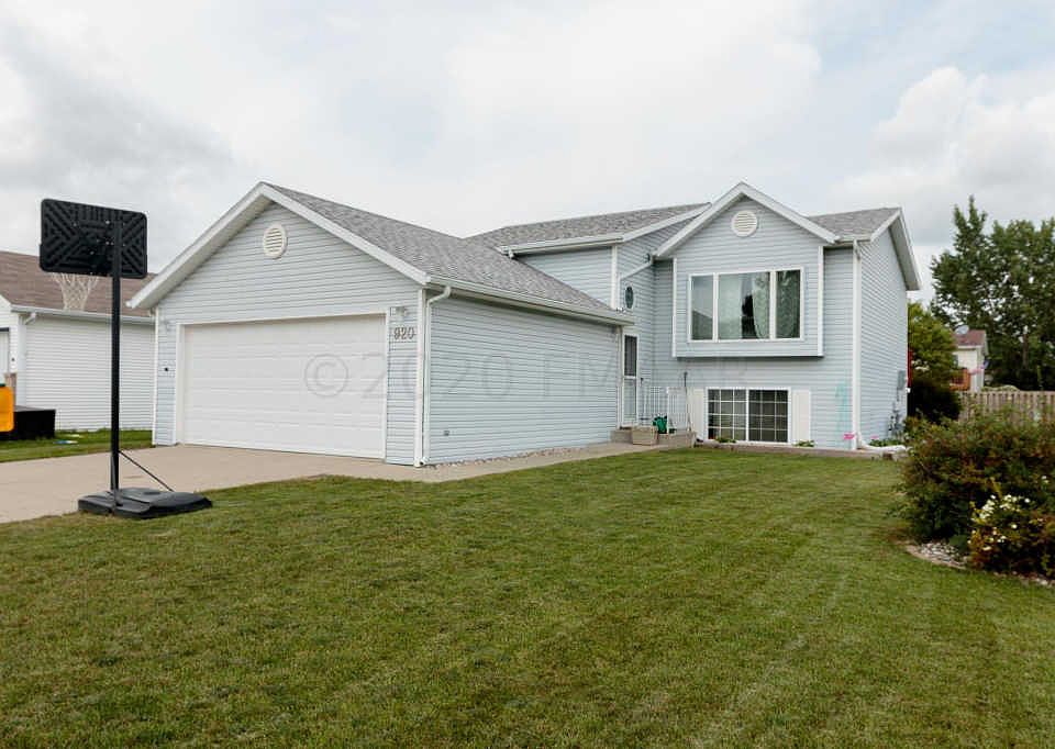 1st image of 920 15th Ave W