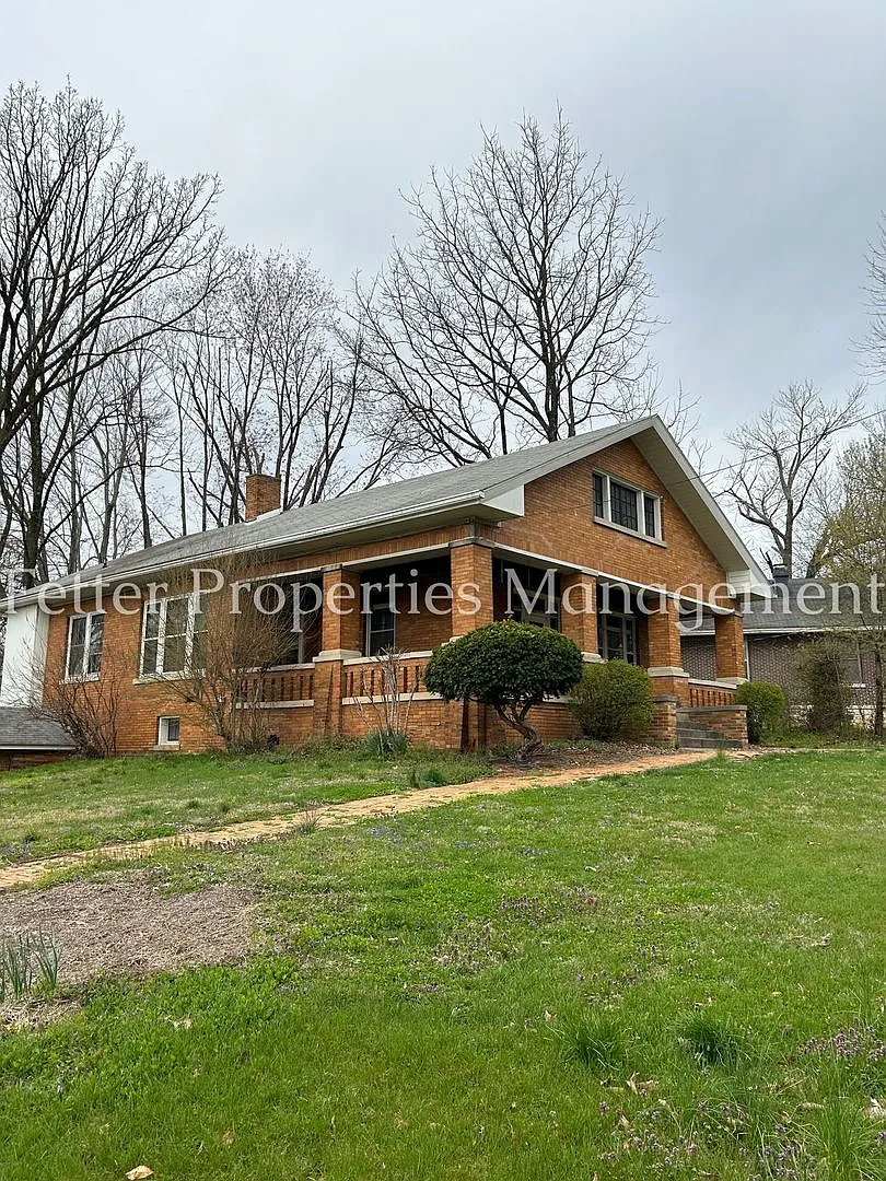 Large North Side Home — Photo 2